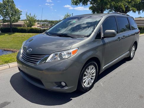 Used 2014 Toyota Sienna XLE image 6