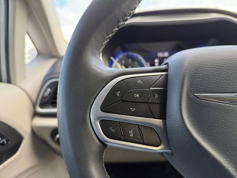 Used 2024 Chrysler Pacifica Touring-L image 19