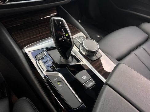 Used 2020 BMW 530e w/ Convenience Package RWD image 29