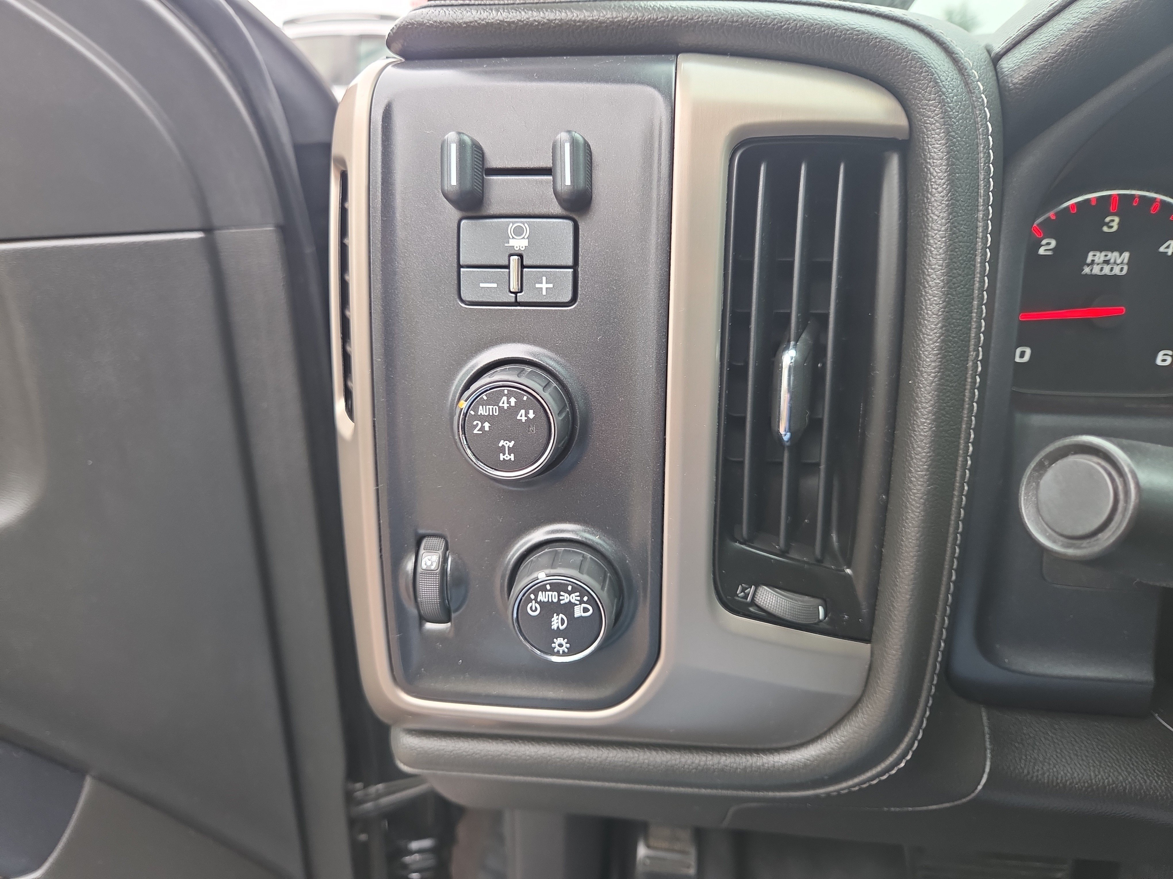 Used 2015 GMC Sierra 1500 Denali AWD/4WD image 29