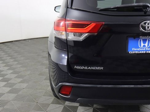 Used 2018 Toyota Highlander XLE image 16
