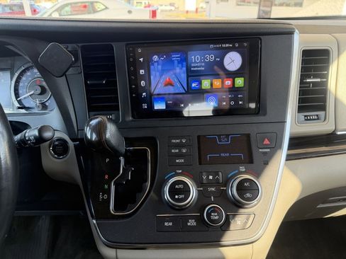 Used 2015 Toyota Sienna XLE image 17