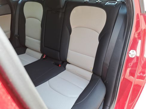 Used 2018 Hyundai Elantra GT FWD image 13