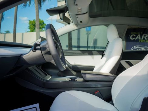 Used 2021 Tesla Model Y Long Range image 7