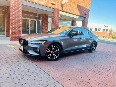 Used 2021 Volvo S60 T8 R-Design Expression image 3