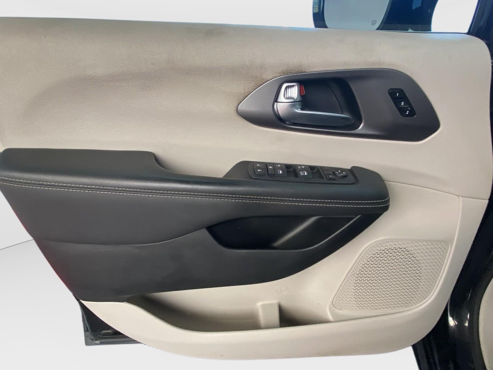Used 2024 Chrysler Pacifica Touring-L FWD image 17