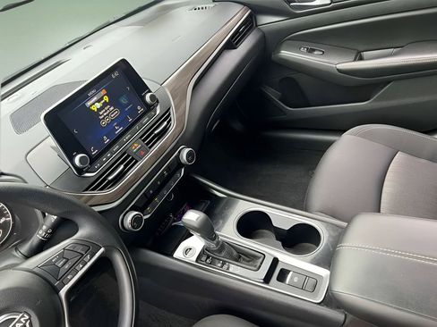 Used 2024 Nissan Altima 2.5 SV image 18