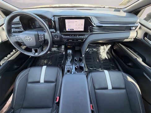 Used 2025 Toyota Camry SE image 12