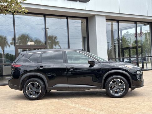 Used 2024 Nissan Rogue SV AWD/4WD image 2