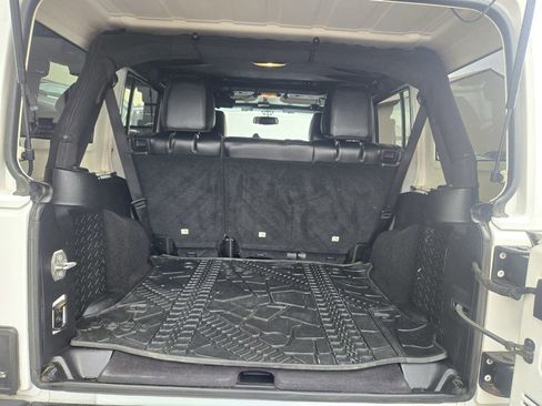 Used 2015 Jeep Wrangler Unlimited Sahara image 11