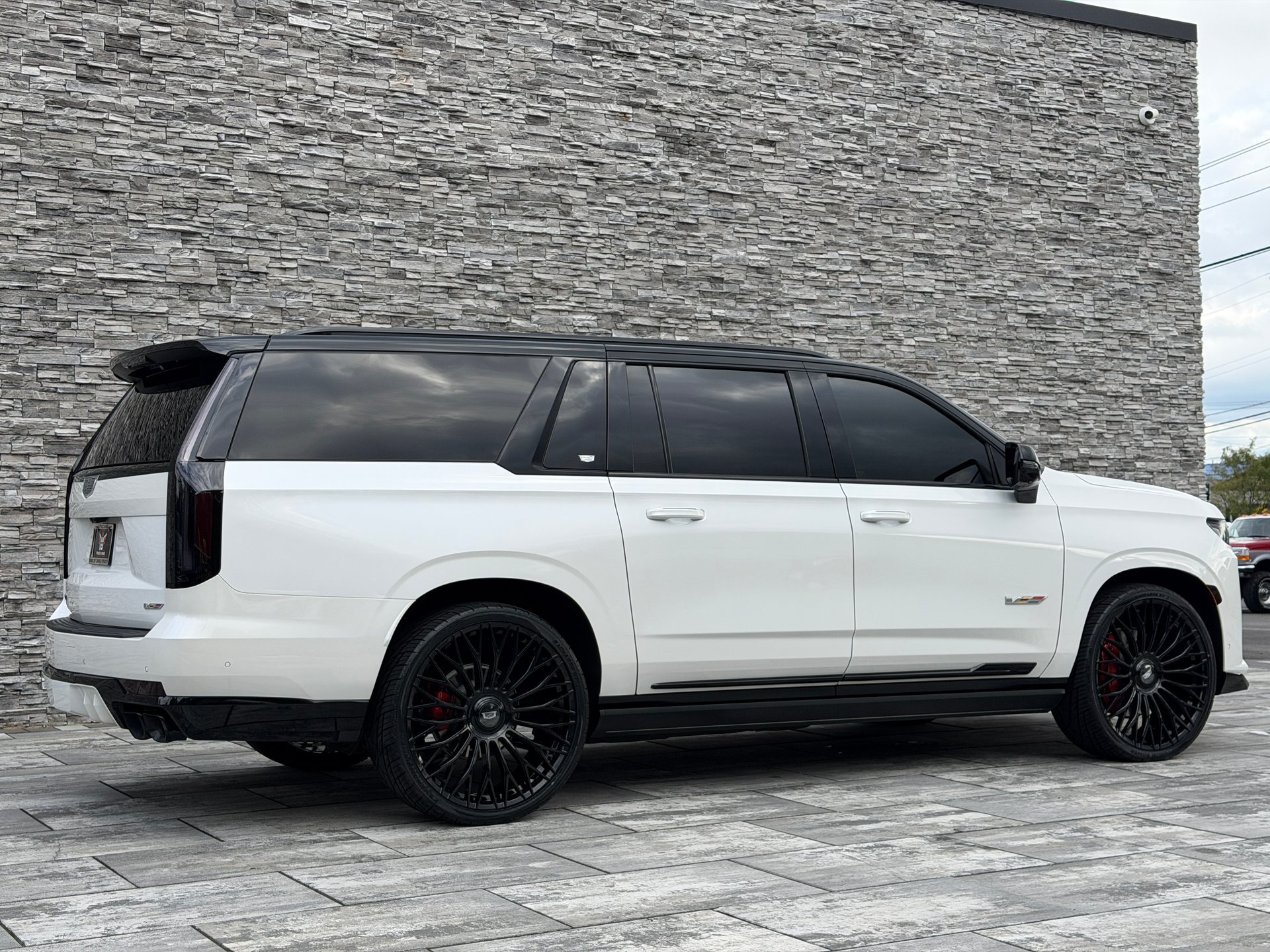 Used 2024 Cadillac Escalade ESV V w/ LPO, ONYX Package AWD/4WD image 9