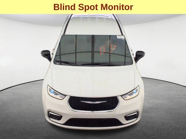 Used 2026 Chrysler Pacifica Select FWD image 4