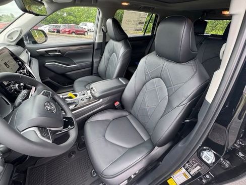New 2026 Toyota Highlander Platinum AWD/4WD image 13