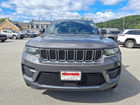 Used 2024 Jeep Grand Cherokee Laredo image 3
