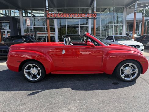 Used 2004 Chevrolet SSR w/ Preferred Equipment Group RWD image 2