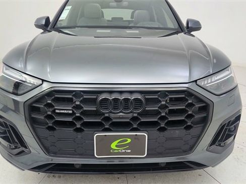 Used 2024 Audi Q5 e Prestige w/ Prestige Package image 9