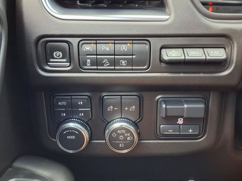 Used 2024 GMC Yukon XL AT4 w/ Technology Package AWD/4WD image 11