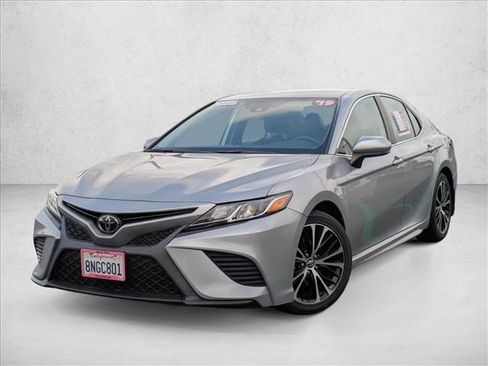 Used 2019 Toyota Camry SE image 1