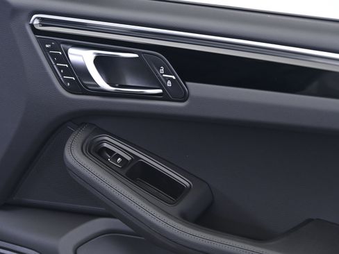 Certified 2025 Porsche Macan image 21