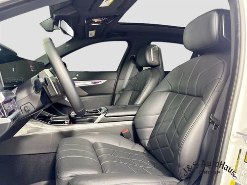 Used 2024 BMW i7 xDrive60 AWD/4WD image 11