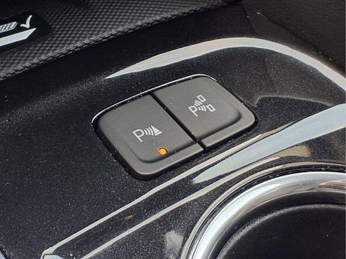 Used 2023 Chevrolet Equinox Premier image 11