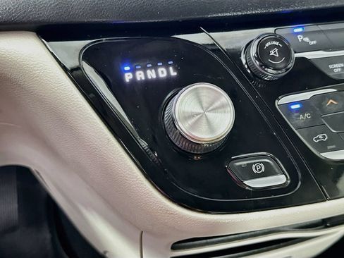 Used 2017 Chrysler Pacifica Touring-L FWD image 18