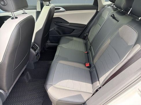 New 2026 Volkswagen Taos SE FWD image 15