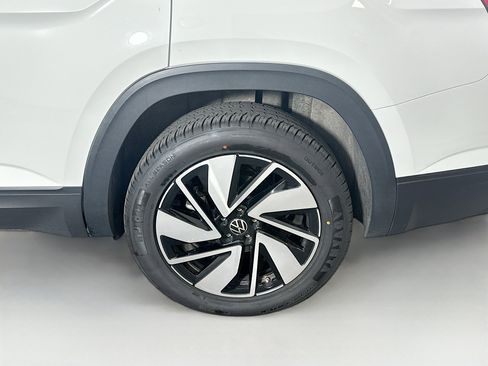 Used 2025 Volkswagen Atlas SE image 11