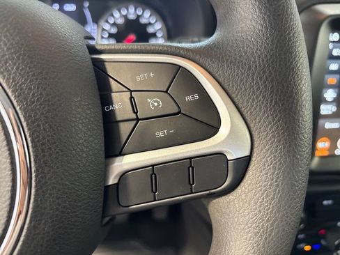 Used 2023 Jeep Renegade Latitude AWD/4WD image 9