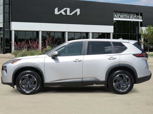Used 2024 Nissan Rogue SV AWD/4WD image 3