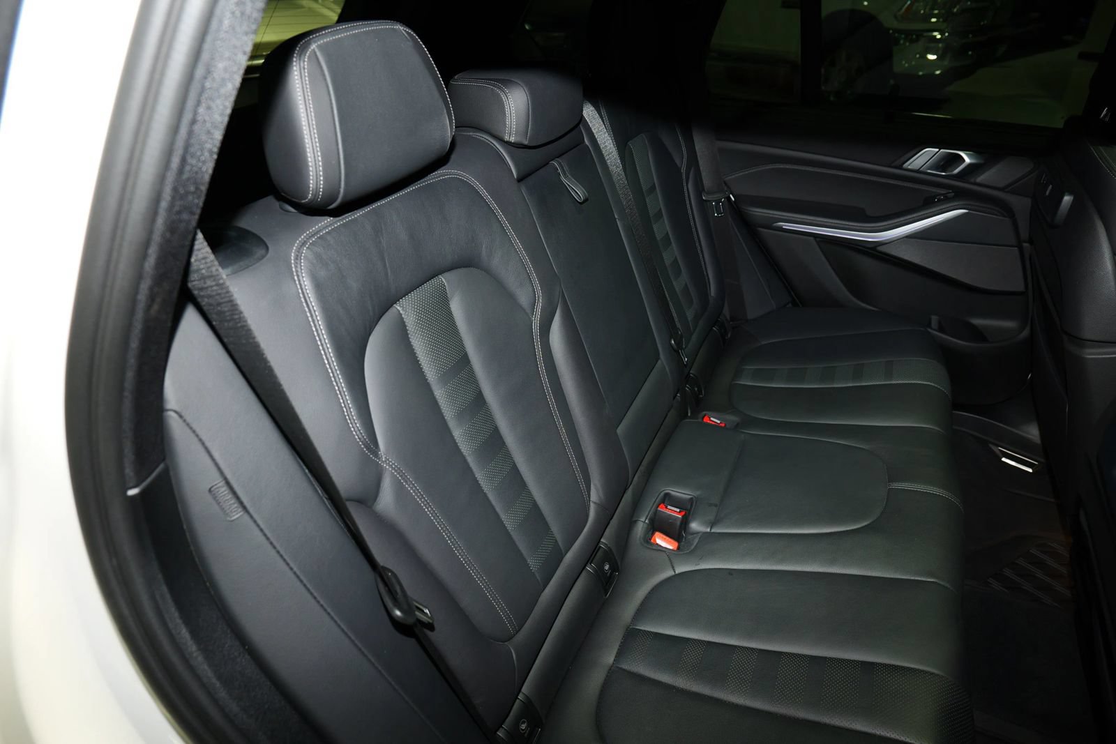 Used 2021 BMW X5 xDrive40i w/ M Sport Package AWD/4WD image 16