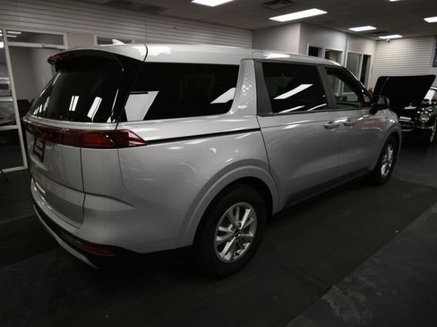 Used 2022 Kia Carnival LX image 8
