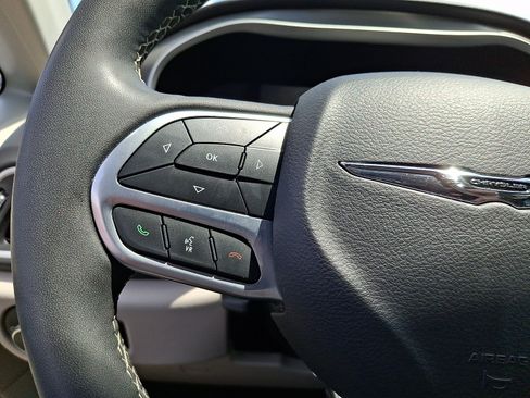 Used 2024 Chrysler Pacifica Touring-L FWD image 15