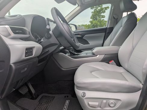 Used 2025 Toyota Highlander XLE FWD image 11