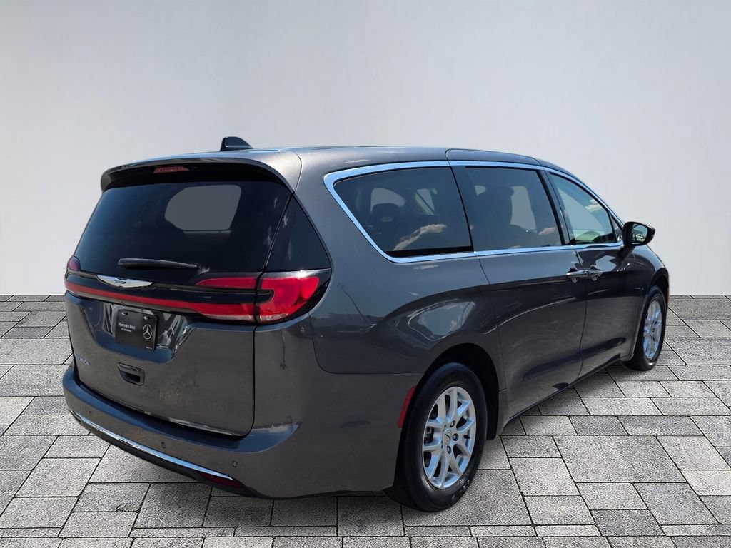 Used 2023 Chrysler Pacifica Touring-L FWD image 7