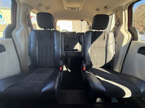 Used 2016 Chrysler Town & Country Limited image 26