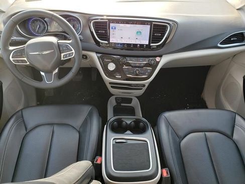 Used 2024 Chrysler Pacifica Touring-L image 17