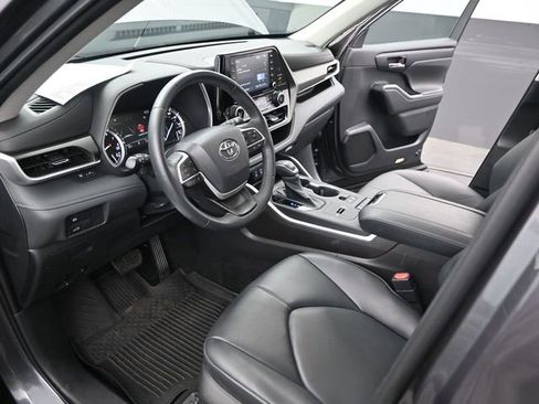 Used 2022 Toyota Highlander XLE FWD image 7