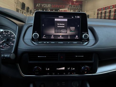 Used 2025 Nissan Rogue SV FWD image 25