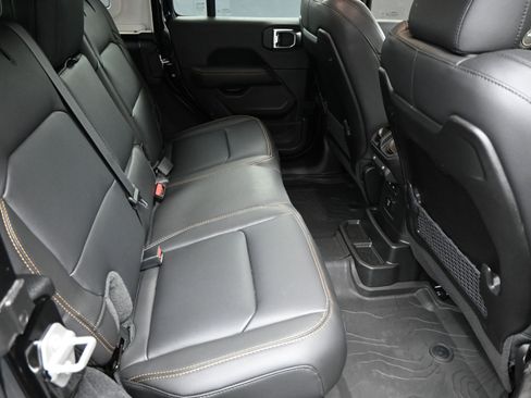 Used 2025 Jeep Wrangler Sahara image 9