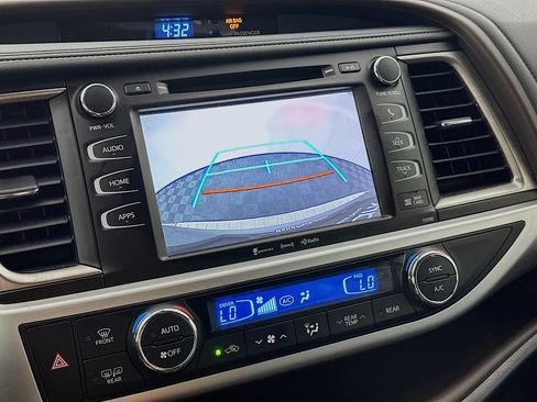 Used 2019 Toyota Highlander XLE FWD image 23