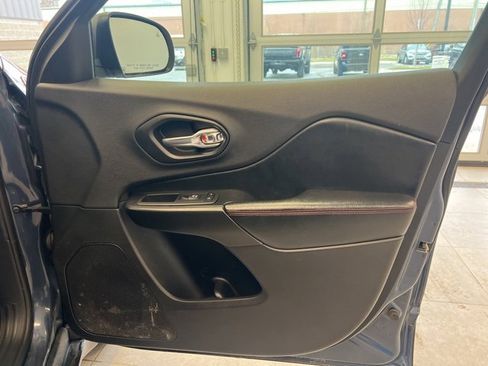 Used 2019 Jeep Cherokee Trailhawk w/ Cold Weather Group image 10