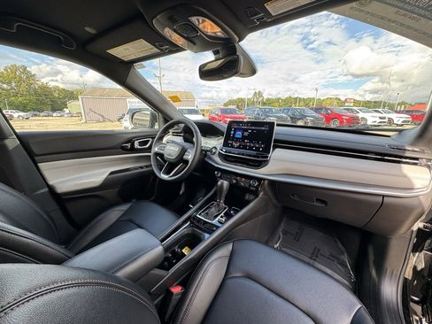 Used 2024 Jeep Compass Limited image 17