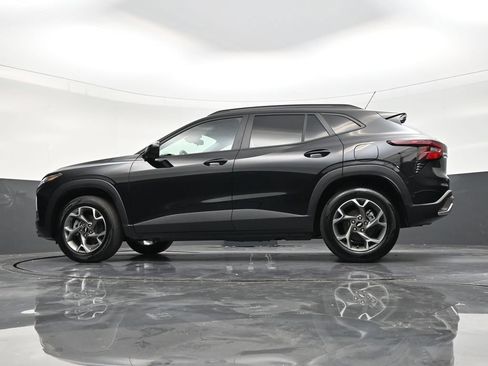 Used 2025 Chevrolet Trax LT FWD image 18