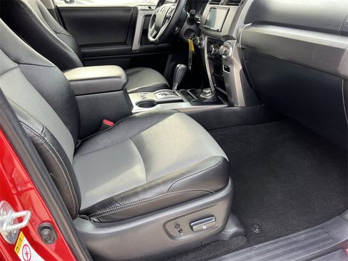 Used 2017 Toyota 4Runner SR5 Premium image 10