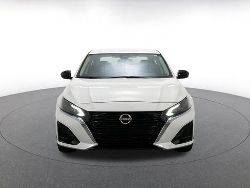 Used 2025 Nissan Altima 2.5 SV FWD image 2