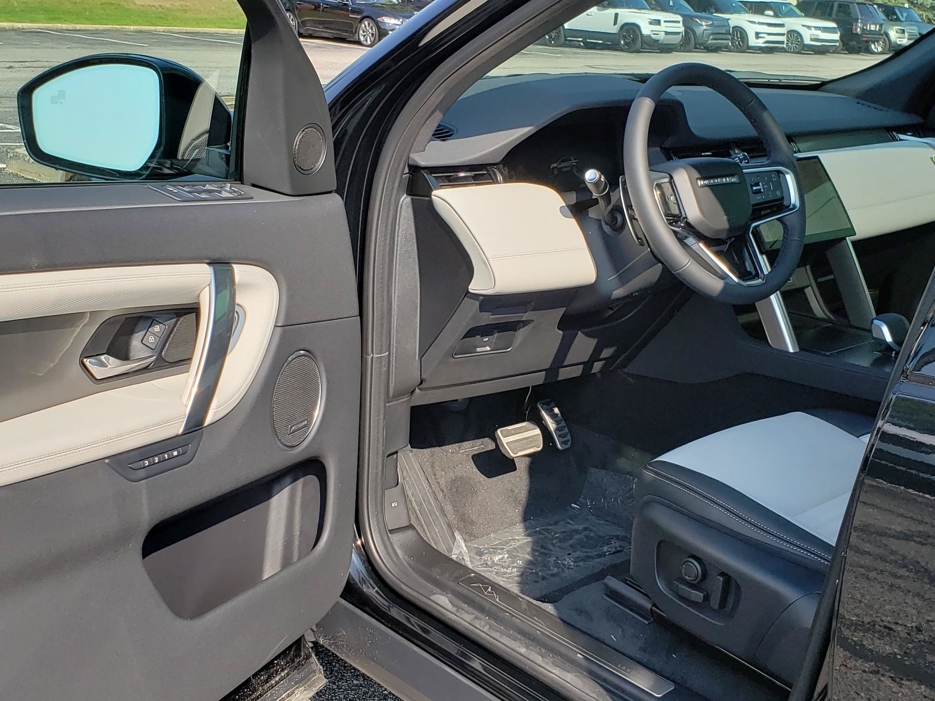 New 2026 Land Rover Discovery Sport Landmark AWD/4WD image 9