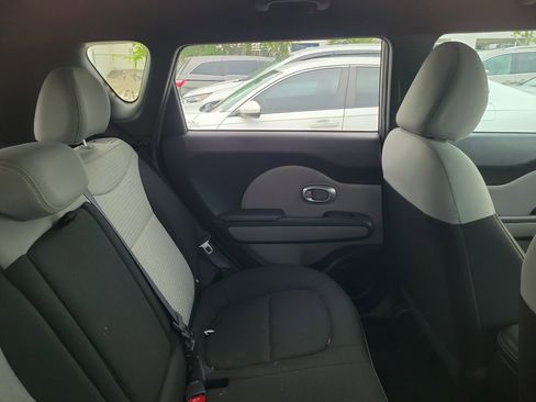 Used 2016 Kia Soul + FWD image 10