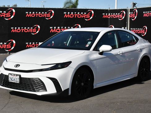 Used 2026 Toyota Camry SE FWD image 3