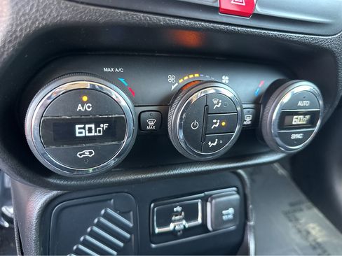 Used 2017 Jeep Renegade Altitude image 26